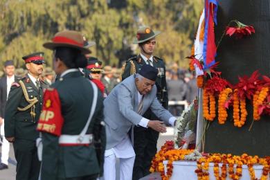 राष्ट्रपति पौडेल, प्रधानमन्त्री कार्की र विशिष्ट पदाधिकारीद्वारा पुष्पगुच्छा अर्पण